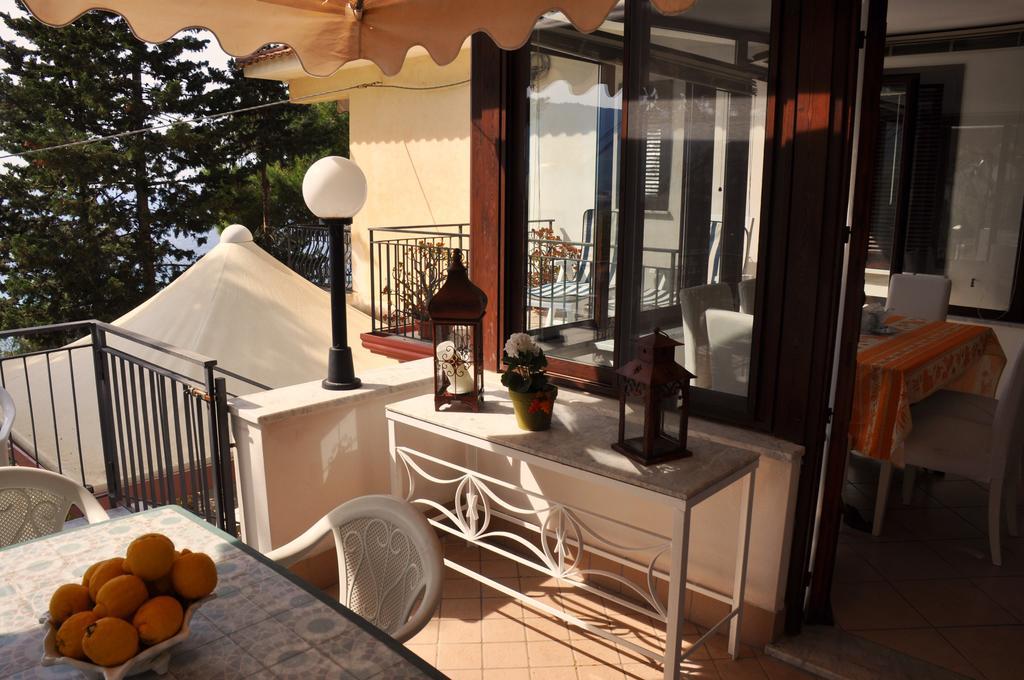 Villa Laura Sea View Apartments サンタ・マリア・ディ・カステッラバーテ エクステリア 写真